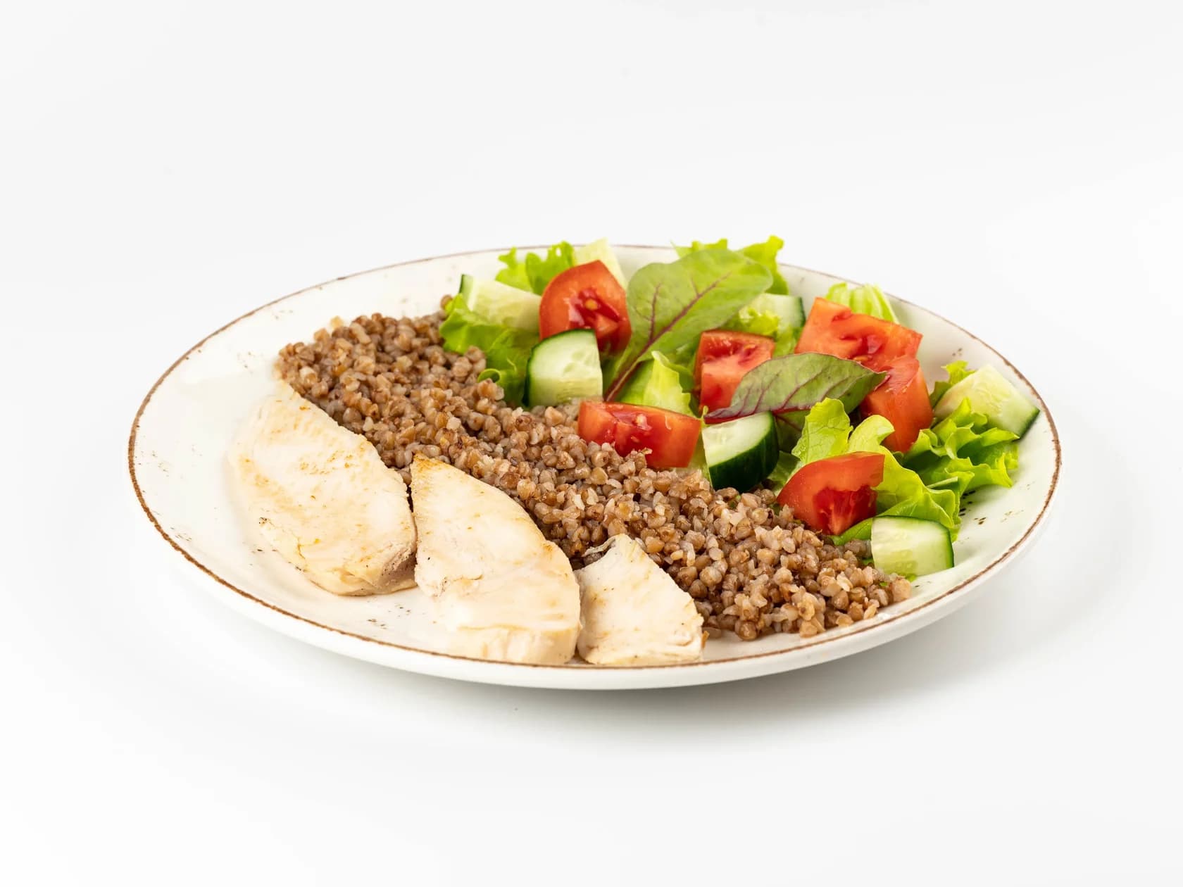 куриная грудка с гречкой и овощным салатом